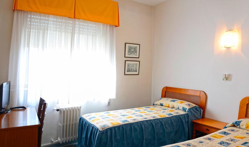 Отель Hostal La Viuda Pobra De Trives Номер фото