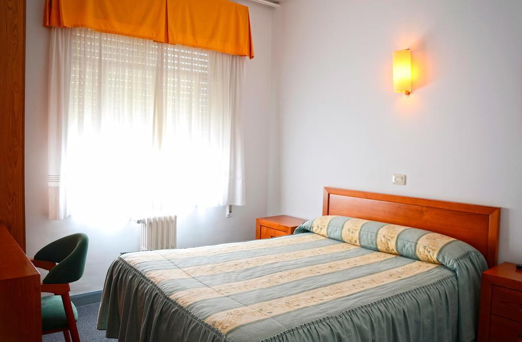 Отель Hostal La Viuda Pobra De Trives Номер фото