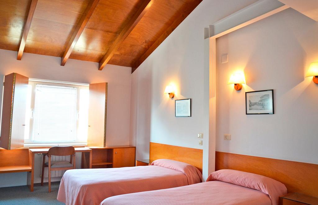 Отель Hostal La Viuda Pobra De Trives Номер фото